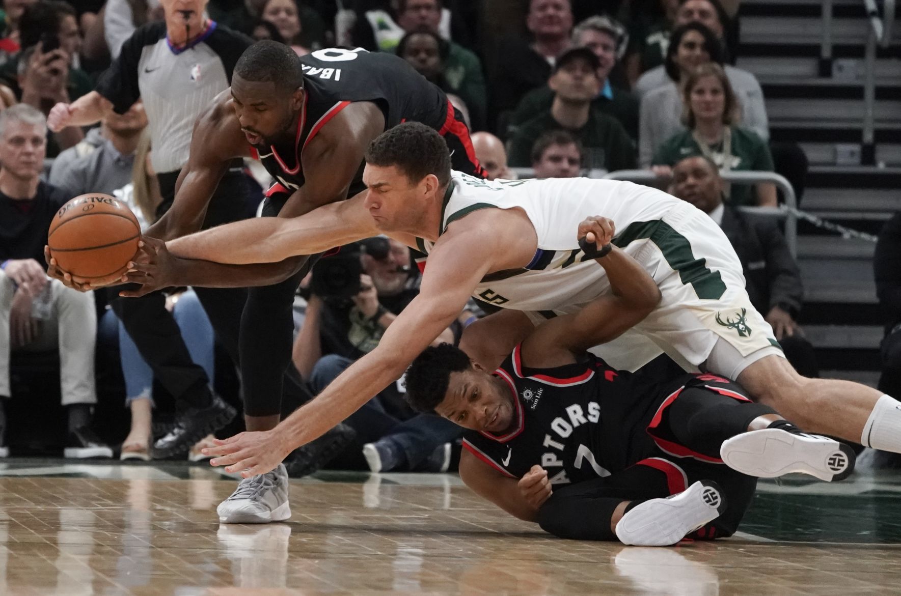 Bucks 125, Raptors 103